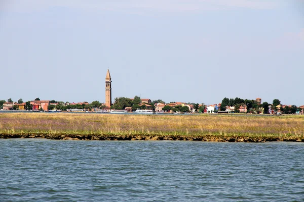Eiland van burano met de scheve toren in de buurt van Venetië — Stockfoto