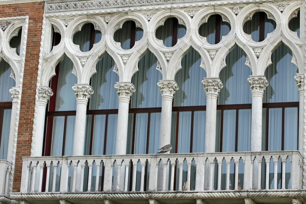 Balkon v benátském stylu s klenutými okny v Benátkách — Stock fotografie