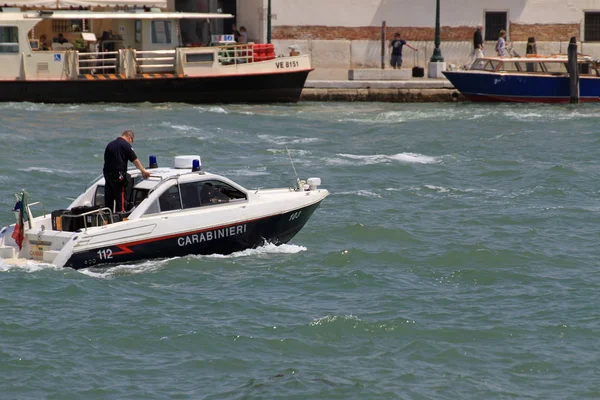 Ship of law enforcement with a carabienire on patrol in Venice — Stock Photo, Image