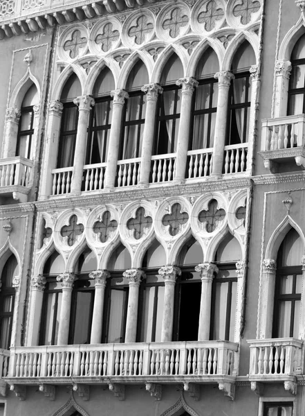 Starověké balkon v benátském stylu s klenutými okny histo — Stock fotografie