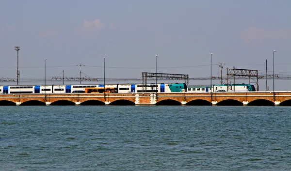 Поезда через мост Фриддом — стоковое фото