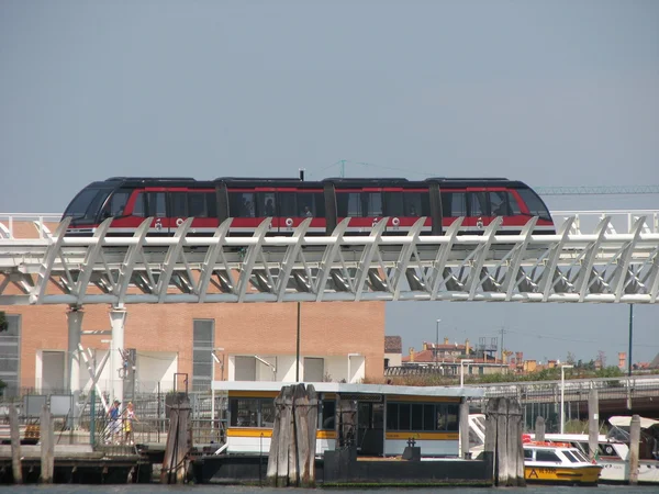 Tren monorraíl rápido para el transporte de turistas y viajeros — Foto de Stock