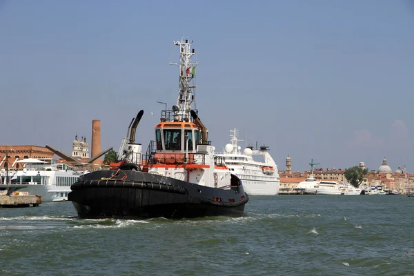 Tug boat to bring out from the port the cruise ships — Stock Photo, Image