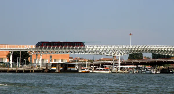 Monorail pour le transport des touristes et des navetteurs — Photo