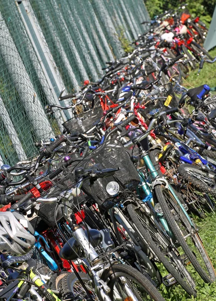 Bicicletas amontoadas durante uma reunião de bicicletas da cidade 2 — Fotografia de Stock