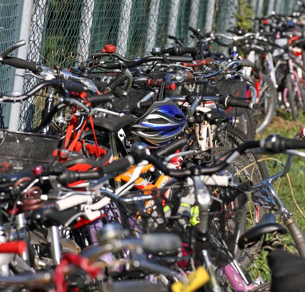 Koła, opony, kierownice, pedały roweru podczas spotkania cyc — Zdjęcie stockowe