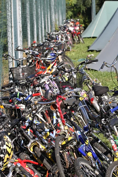 Rodas, pneus, guidão, pedais de bicicleta durante uma reunião de cyc — Fotografia de Stock