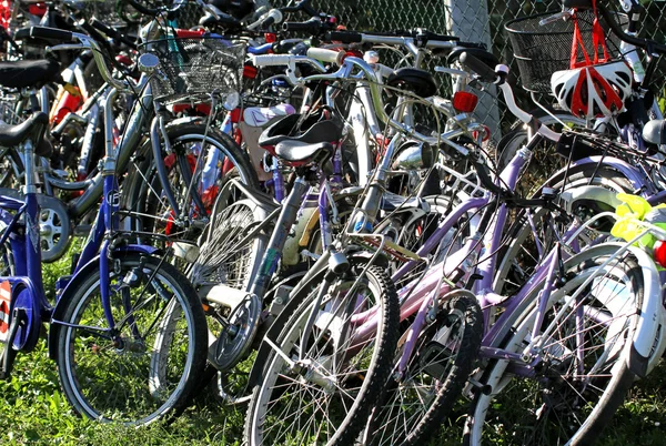 Estacionamiento de bicicletas por los estudiantes en la escuela —  Fotos de Stock