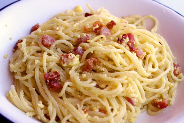Spaghetti carbonara z boczkiem jaj typowe włoskie danie — Zdjęcie stockowe