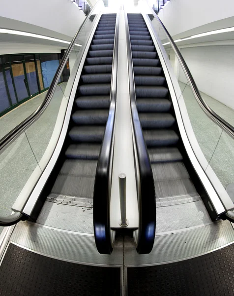 Széles Escalator, hogy megy fel egy üzleti központ — Stock Fotó