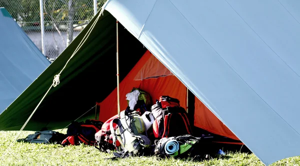 Duży namiot camp harcerza i plecak — Zdjęcie stockowe