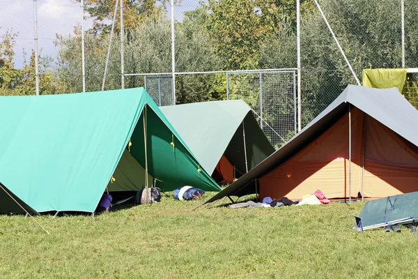 Namioty do spania, zainstalowane na polu kempingowym — Zdjęcie stockowe