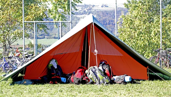 Tienda de campaña de boy scout y la mochila puesta al aire libre — Foto de Stock