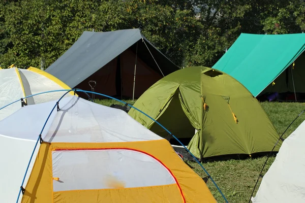 Tábořiště stany v fotbalové hřiště shromáždit lidi — Stock fotografie