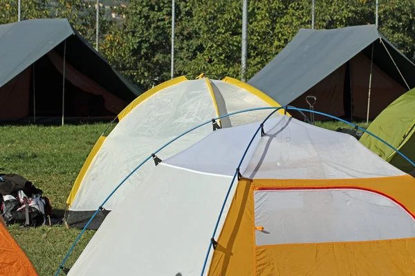 Namioty Igloo i kanadyjski namiot camping w obozie scout — Zdjęcie stockowe