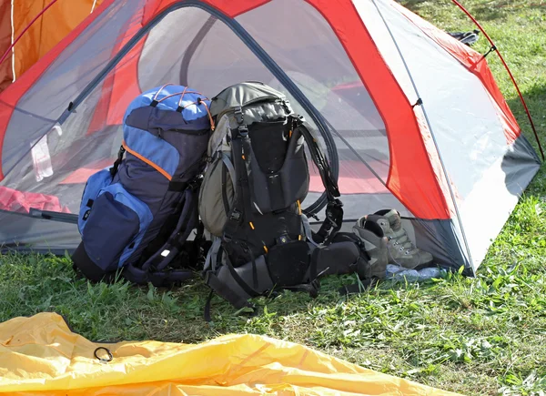 Mochilas de excursionistas descansando sobre la tienda — Foto de Stock