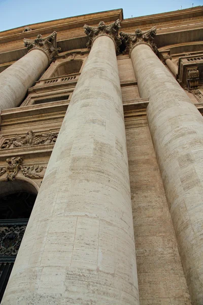 Colonnes imposantes de la façade de l'église San Pietro in Vatic — Photo