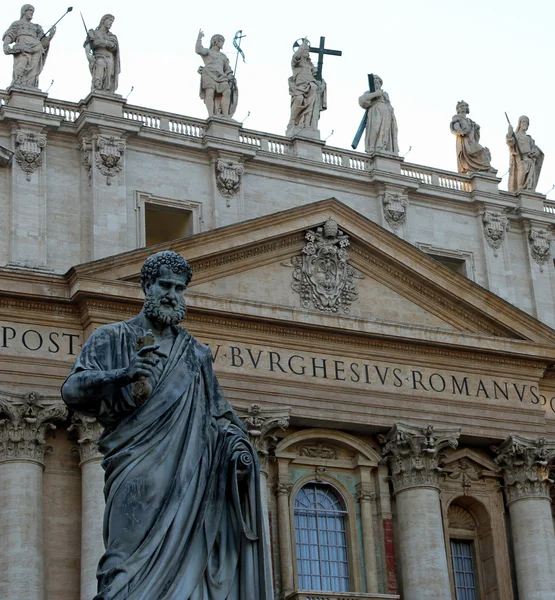 Eindrucksvolle Statue des Heiligen Petrus im Vatikan — Stockfoto