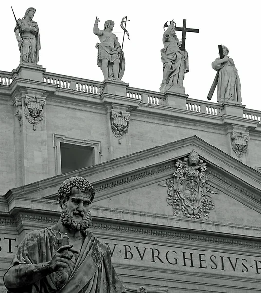 Standbeeld van st. peter tegenover de basiliek — Stockfoto