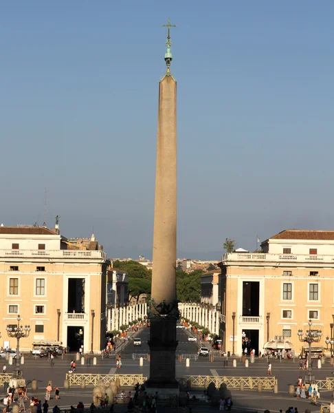 Obelisco na frente da Igreja de São Pedro — Fotografia de Stock