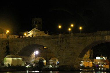 nehir tevere ve tiberina ada üzerinde köprü