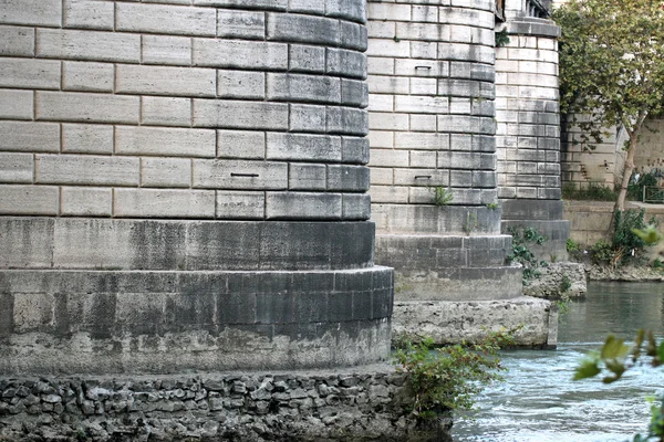 로마에 있는 강 tiber에 다리의 기둥 — 스톡 사진