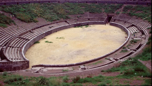 Anfiteatro em forma oval rodeado por uma colina mediterrânica — Fotografia de Stock