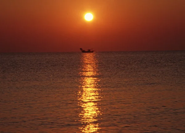 Coucher de soleil sur la mer avec bateau de pêche au large — Photo