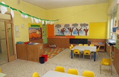 masa ve sandalye sarı ile anaokulu sınıfta