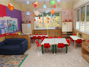 tablolar ve küçük sandalye ile bir anaokulunda güzel sınıf