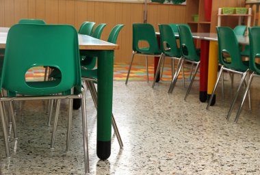 küçük yeşil sandalye ile bir anaokulu sınıfta