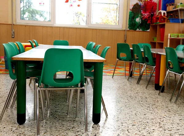 Bepaalde van een klaslokaal in een kleuterschool met kleine groene ch — Stockfoto