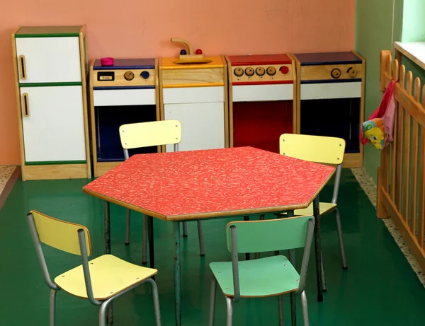 Hračky kuchyně a židle hrát ve školce — Stock fotografie
