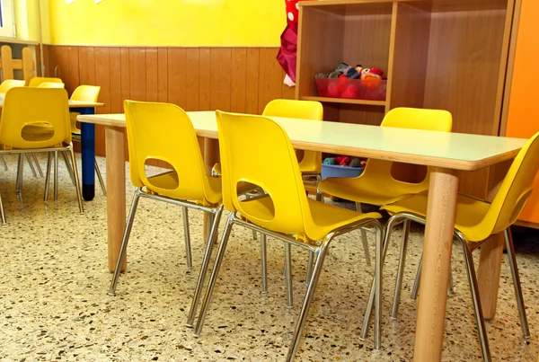 Particular de uma sala de aula em um jardim de infância com pouco c amarelo — Fotografia de Stock