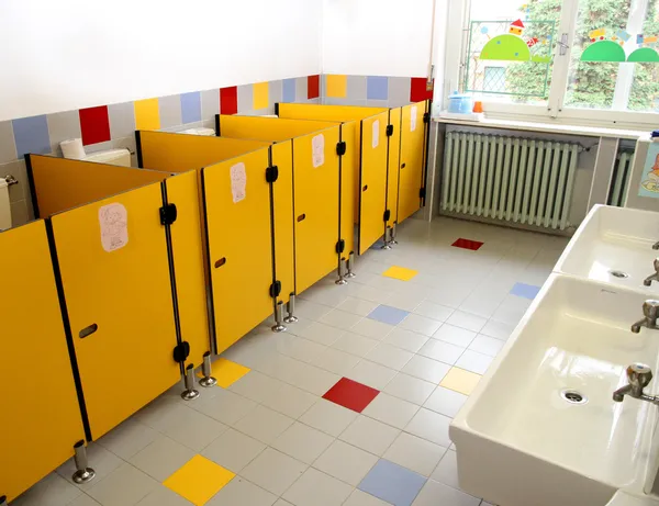 Piccoli bagni di bambini in una scuola materna — Foto Stock