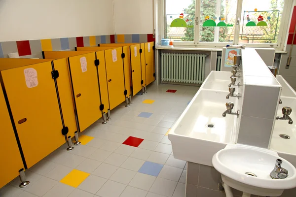 Os banheiros de crianças de um jardim de infância — Fotografia de Stock
