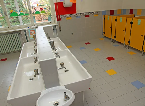 Małe łazienki dzieci w przedszkolu i niskie umywalki — Zdjęcie stockowe