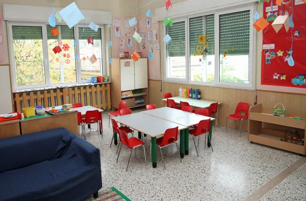 In der Klasse eines Kinderzimmers mit Zeichnungen von Kindern, die an der — Stockfoto