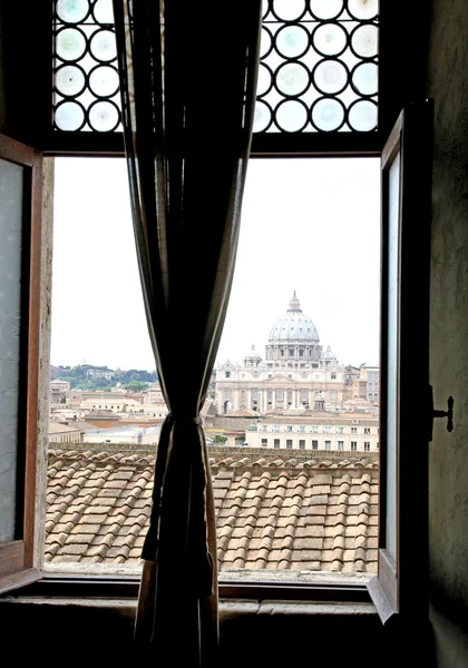 Look stolen of the majestic dome of St. Peter's basilica — Stock Photo, Image