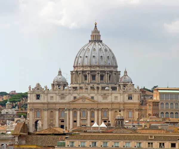 Obrovská kupole kostela san Pietro in vaticano — Stock fotografie