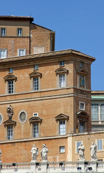 Vaticaan gebouwen met het kader van het mozaïek van de madonn — Stockfoto