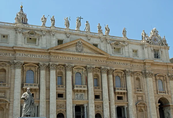 Ingang van de basiliek met het standbeeld van st. peter in de BTW — Stockfoto