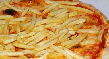 Napolice pizza patates kızartması ve mozzarella ve domates ile