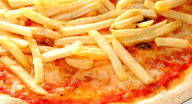patates kızartması ve mozzarella ve t orijinal napolice pizza