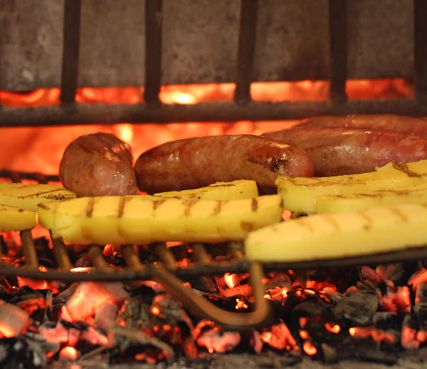 Sausage cooked in the fireplace with yellow polenta — Stock Photo, Image