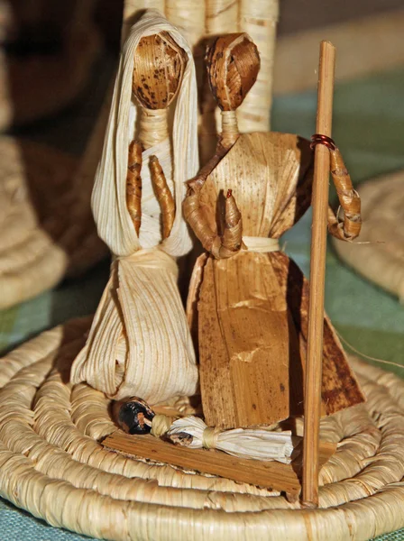 Muz yapraklarından yapılmış etnik nativity set — Stok fotoğraf