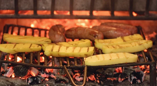 Grilovaná vepřová klobása na grilu pečené v krbu s polent — Stock fotografie