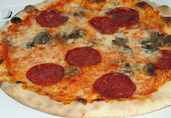 Gustosa pizza con salame piccante e funghi — Foto Stock