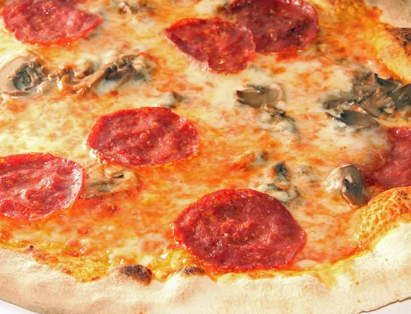 Pizza com pepperoni e cogumelos cozidos em forno a lenha — Fotografia de Stock