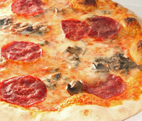 Gustosa pizza con salame piccante e funghi — Foto Stock